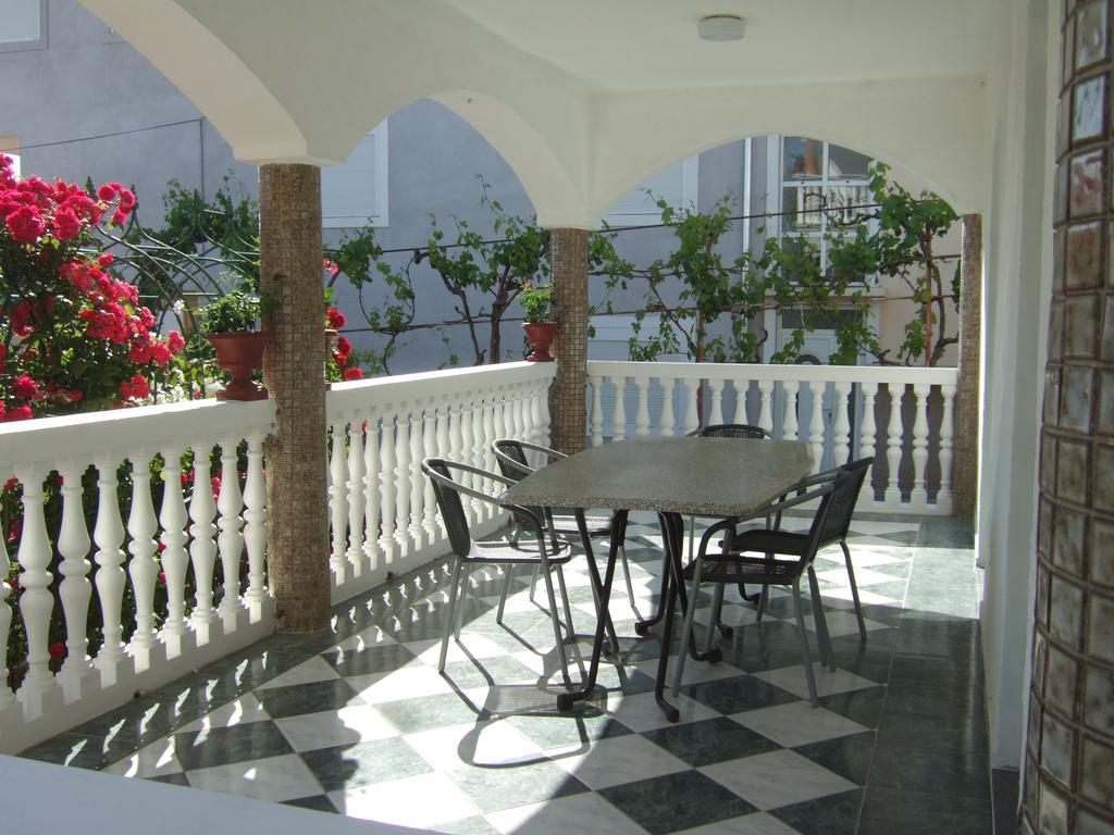 Apartmani Kod Rade Pakostane Exterior photo