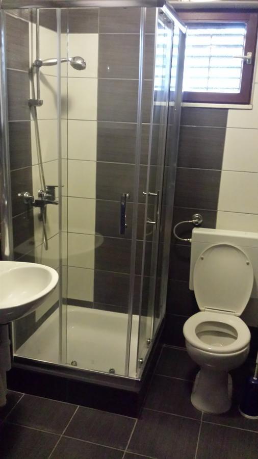 Apartmani Kod Rade Pakostane Exterior photo